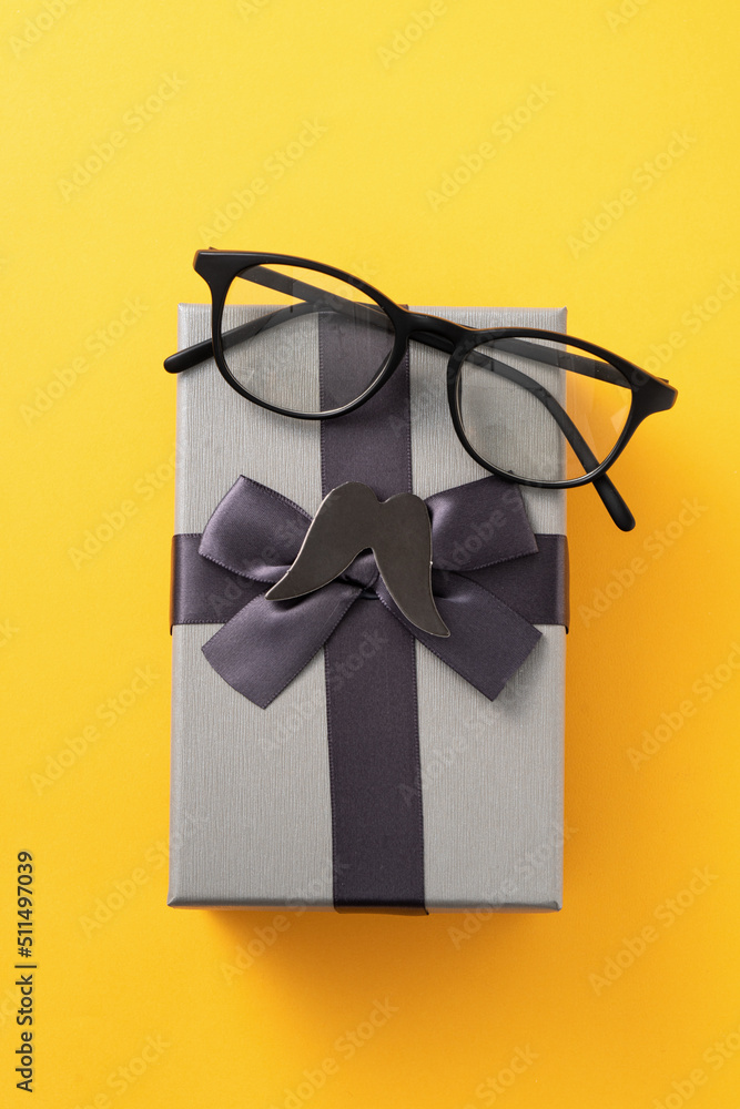 父亲节礼物创意设计理念，黄色背景礼盒。