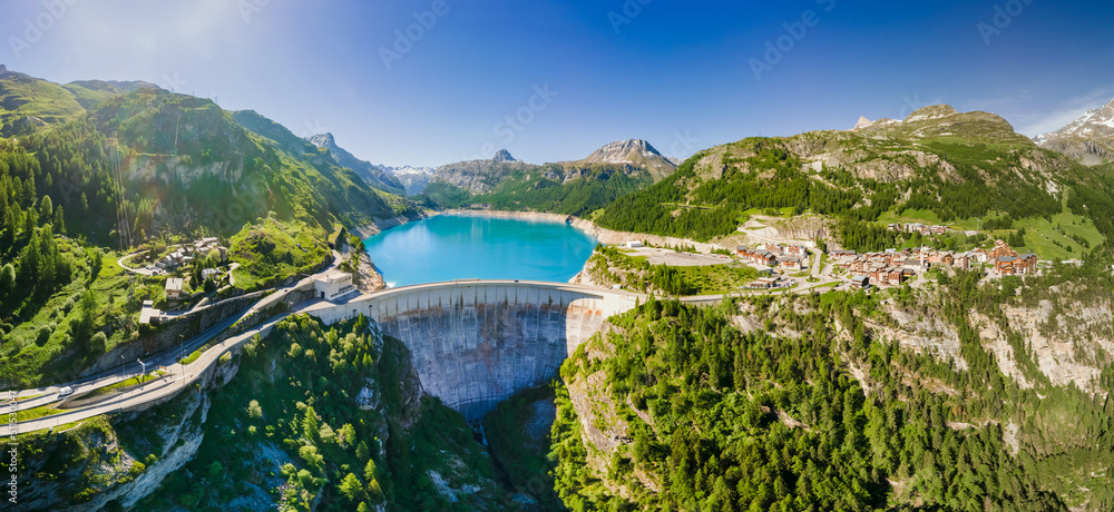 法国阿尔卑斯山发电大坝和水库湖鸟瞰图