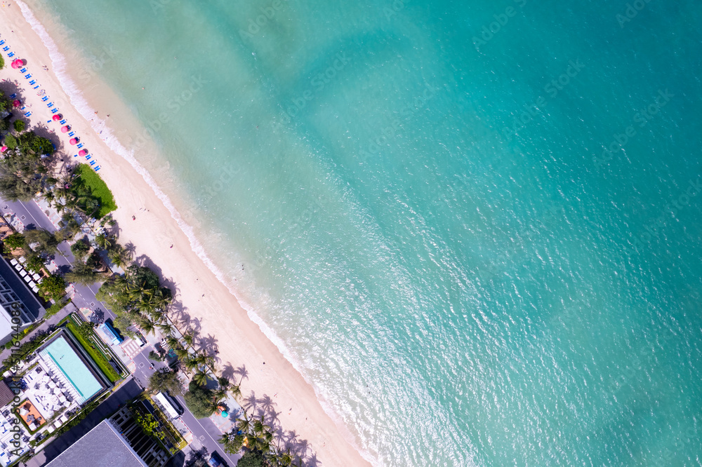 无人机拍摄的普吉岛芭东海滩俯视图，美丽的芭东海滩泰国普吉岛令人惊叹