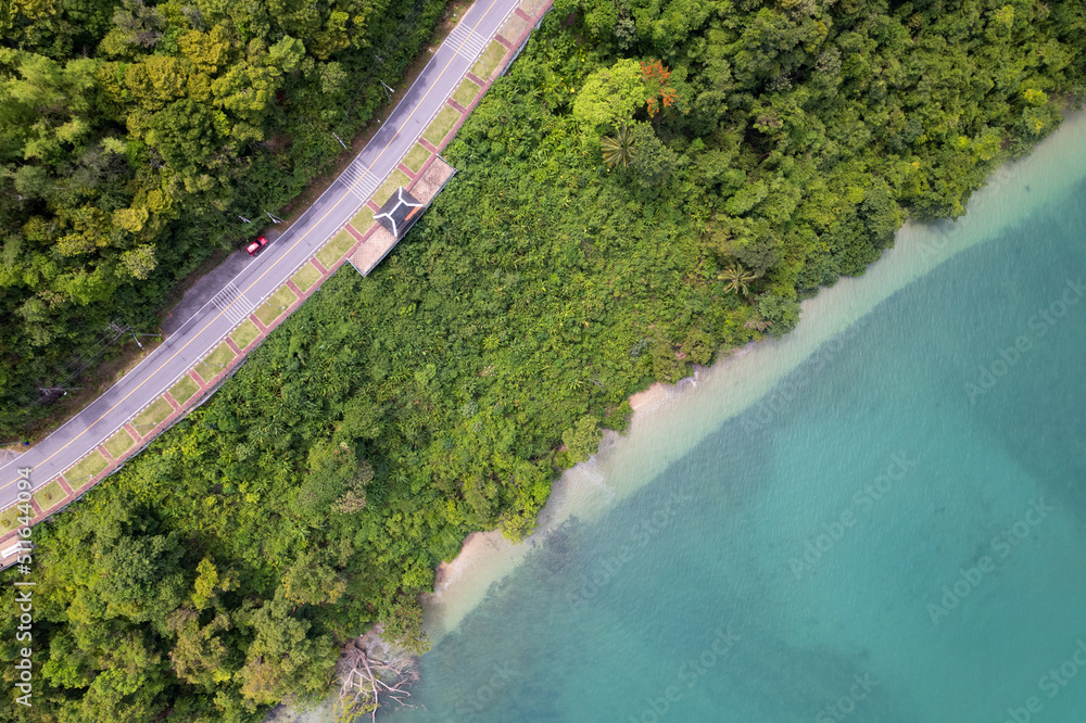 泰国普吉岛海岸曲线公路鸟瞰图美丽的海岸和开阔的大海
1097159480,巴厘岛乌鲁瓦图美丽的滑翔伞