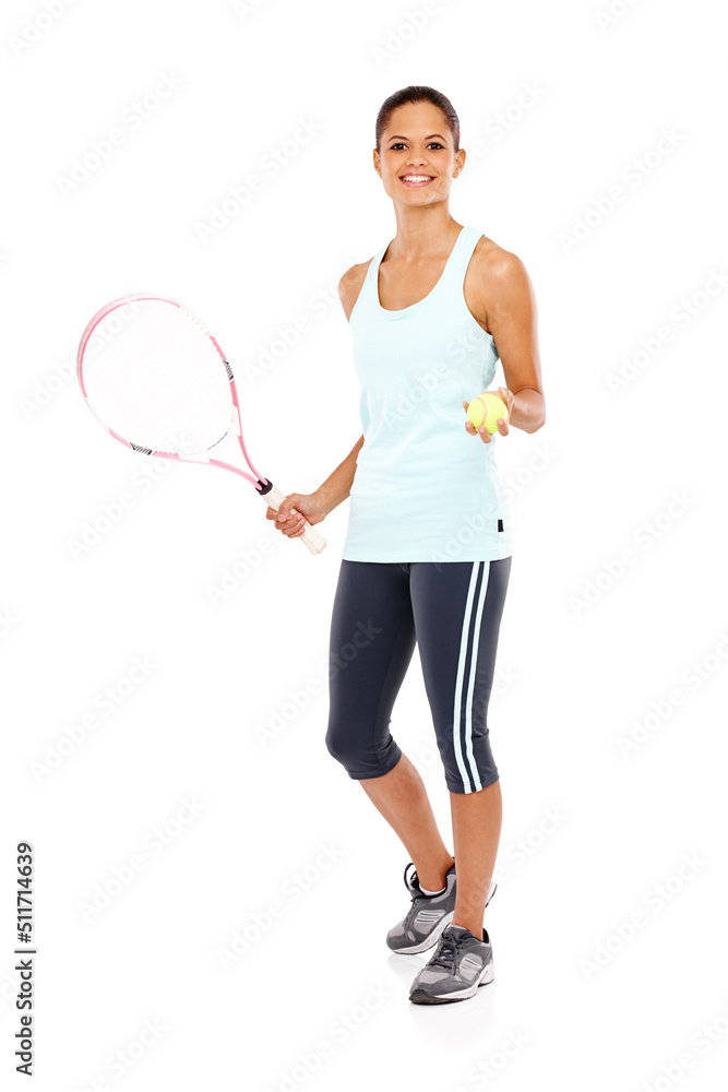 准备好比赛了。一个快乐的年轻女子拿着一个tenni准备比赛的全长肖像