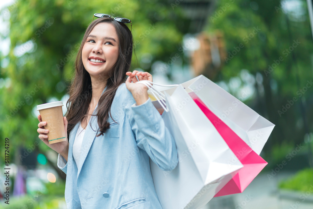 美丽的亚洲女人女性快乐积极的休闲购物手提纸袋快乐的女人享受