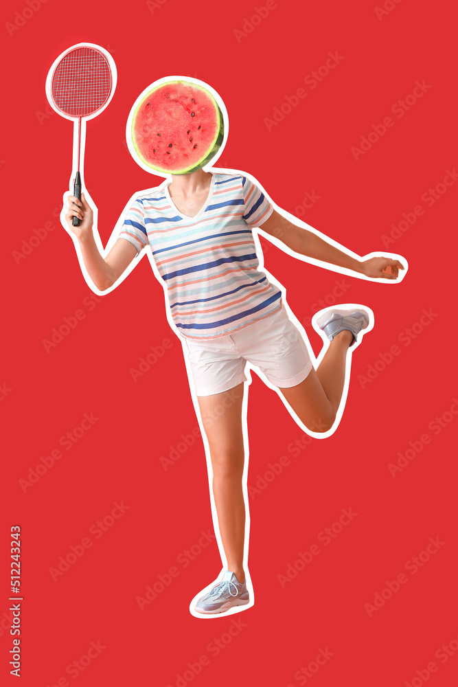 红底上戴着成熟的西瓜而不是头的羽毛球女运动员