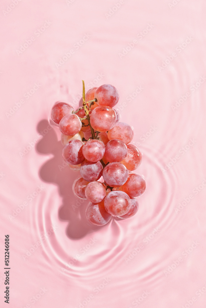 彩色背景下的水中美味葡萄