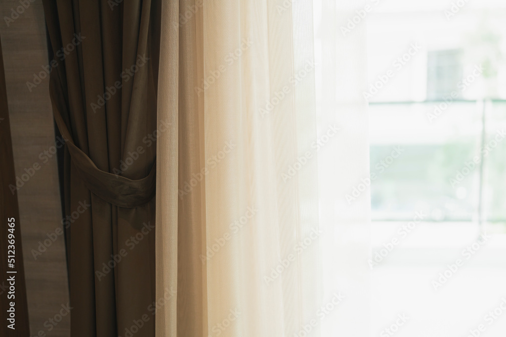 柔和的棕色窗帘，从窗户发出晨光家居室内设计细节装饰理念