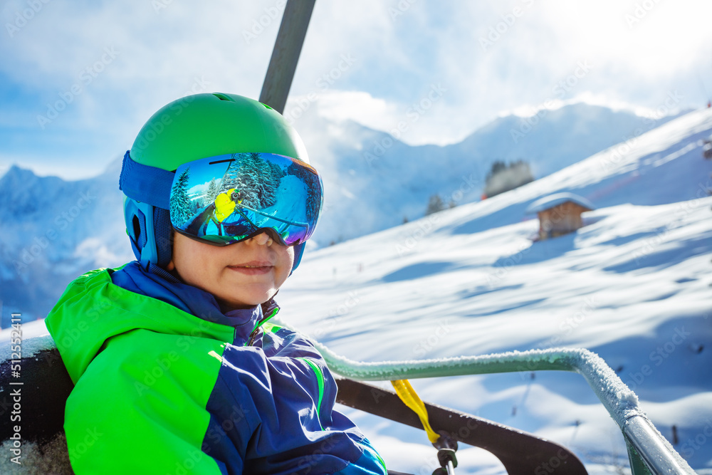 缆车上一个戴着滑雪帽和口罩的男孩的近景
