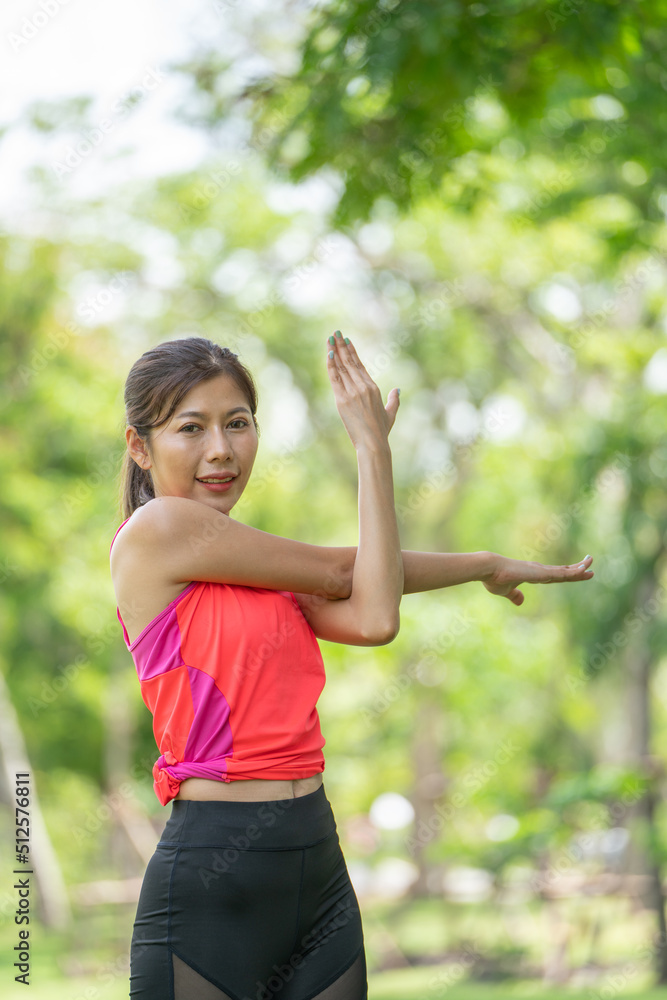健康年轻女性在城市公园跑步或健身训练前锻炼身体。健康