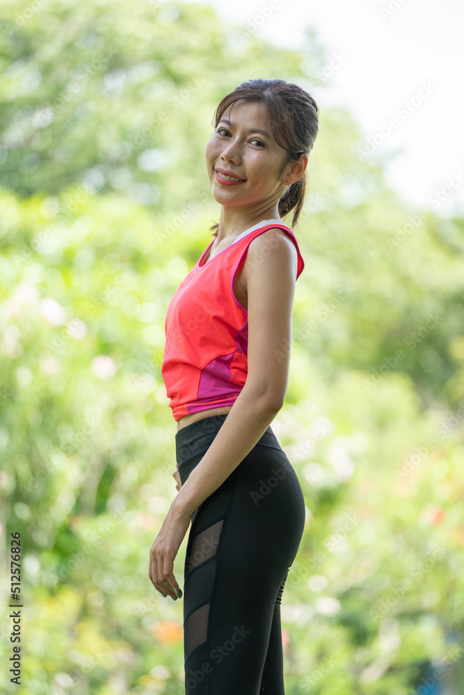 健康年轻女性在城市公园跑步或健身训练前锻炼身体。健康