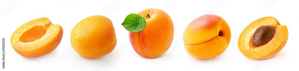 一套杏子，一半杏子和杏子仁分离在白色背景上。
