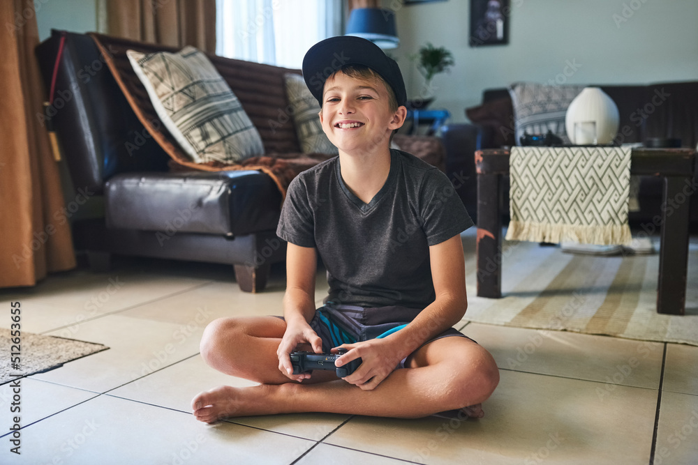 我喜欢这个游戏。一个小男孩在家玩电子游戏的全长肖像。
