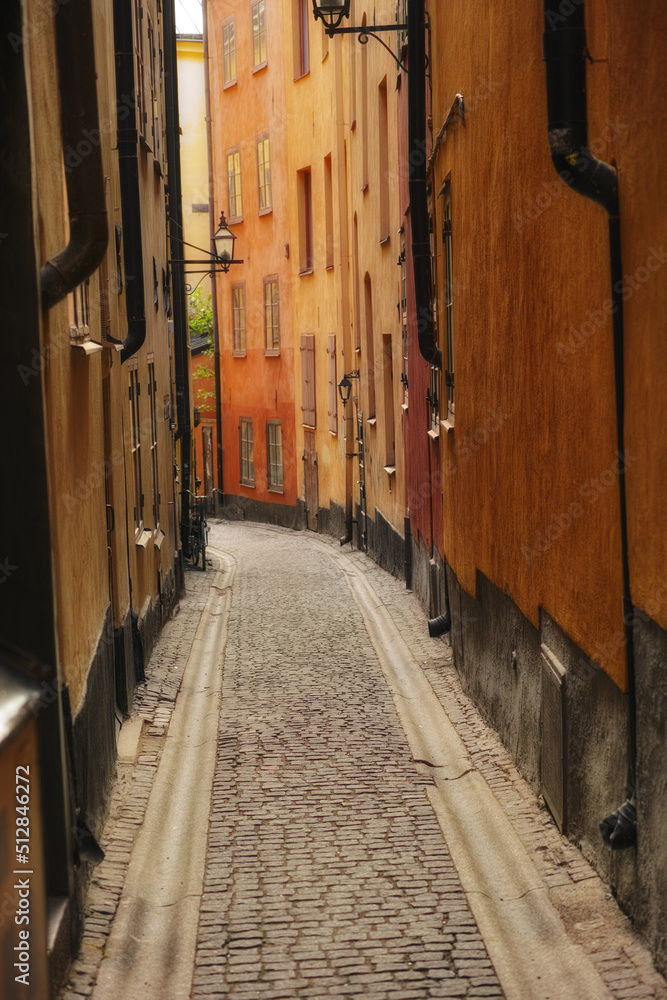 欧洲一个小旅游城市里安静、空旷的鹅卵石街道。滨海一个乡村小镇的狭窄小巷