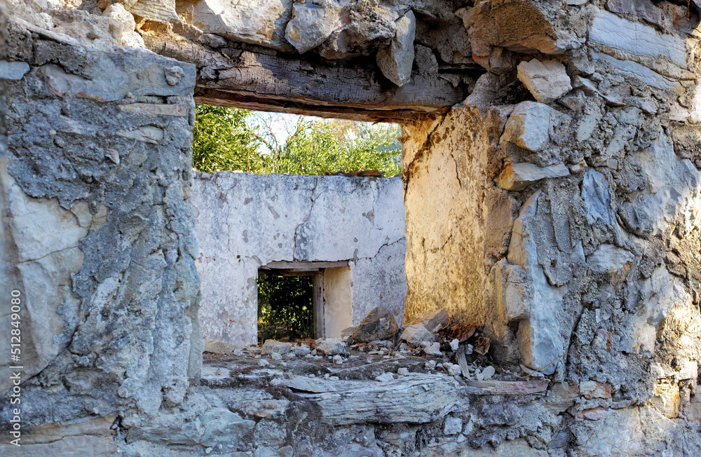 废弃的旧破房子，有厚厚的摇摇欲坠的石墙。有一个emp的受损农村住宅的废墟