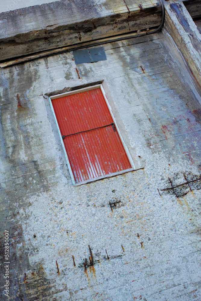 古老住宅或农舍旧石墙上的红色木窗。复古、质朴、古老时尚fr