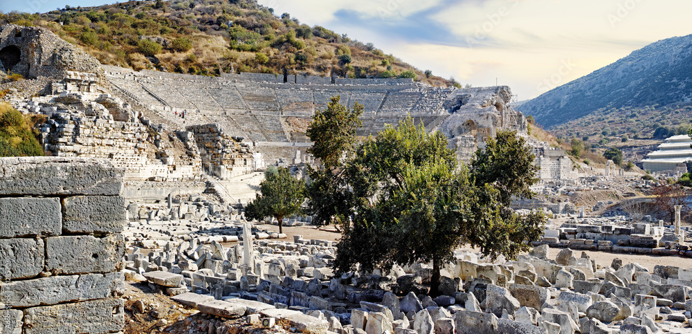 土耳其以弗所古城遗址被大自然包围。热门旅游景点或景点