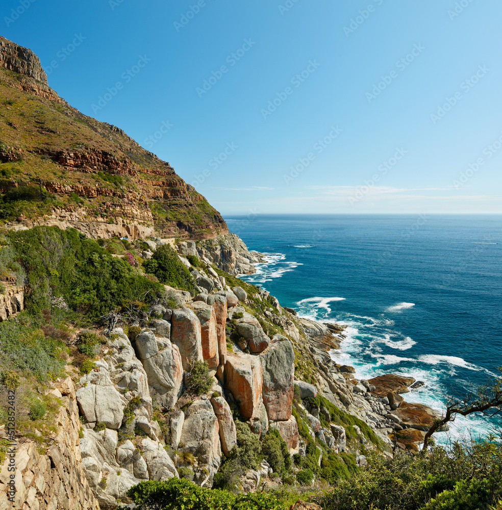 南非开普敦胡特湾群山环抱的景观。美丽的波