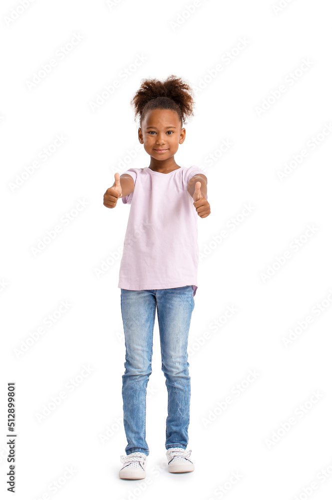 穿着t恤的非洲裔小女孩在白底竖起大拇指