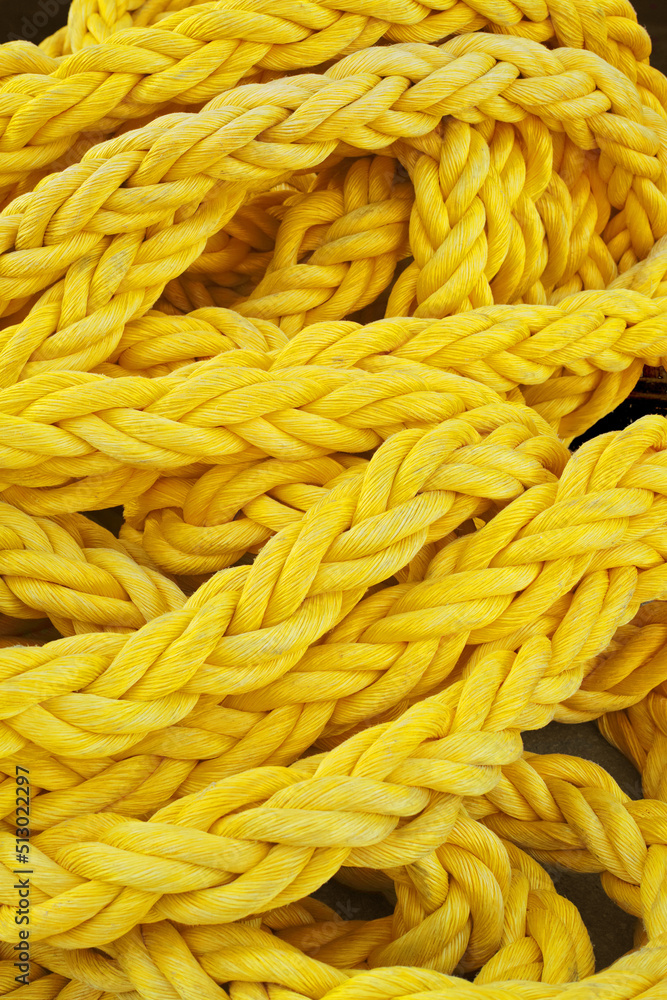 黄色绳索。结实多彩的绳索。