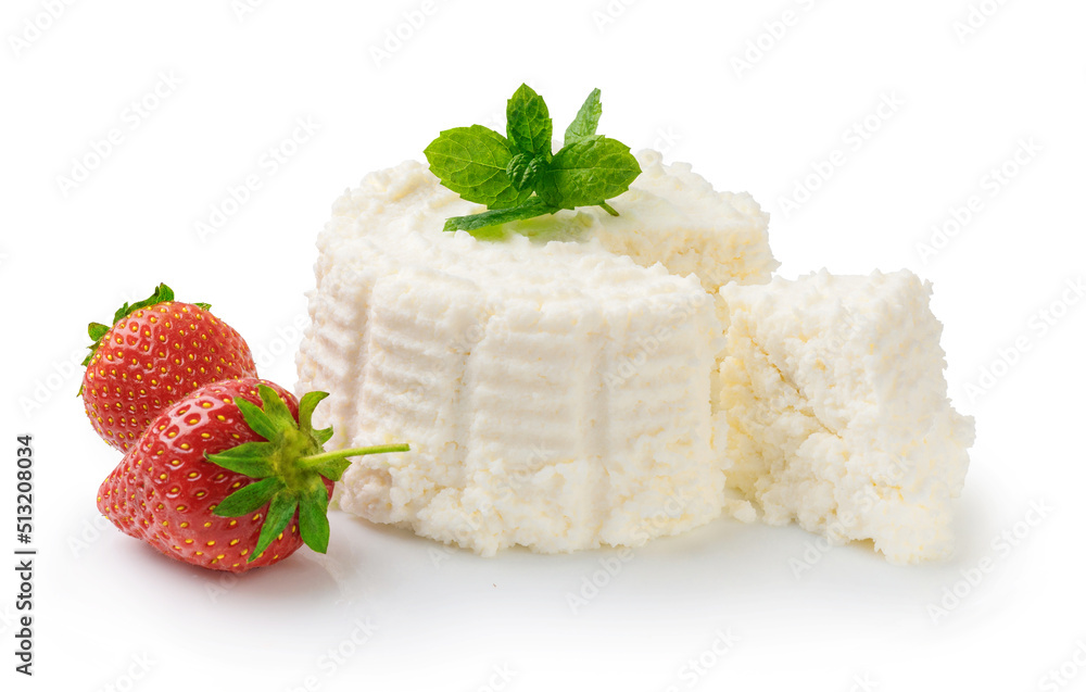 Ricotta奶酪配薄荷叶和白色草莓。切片软奶酪乳清干酪。