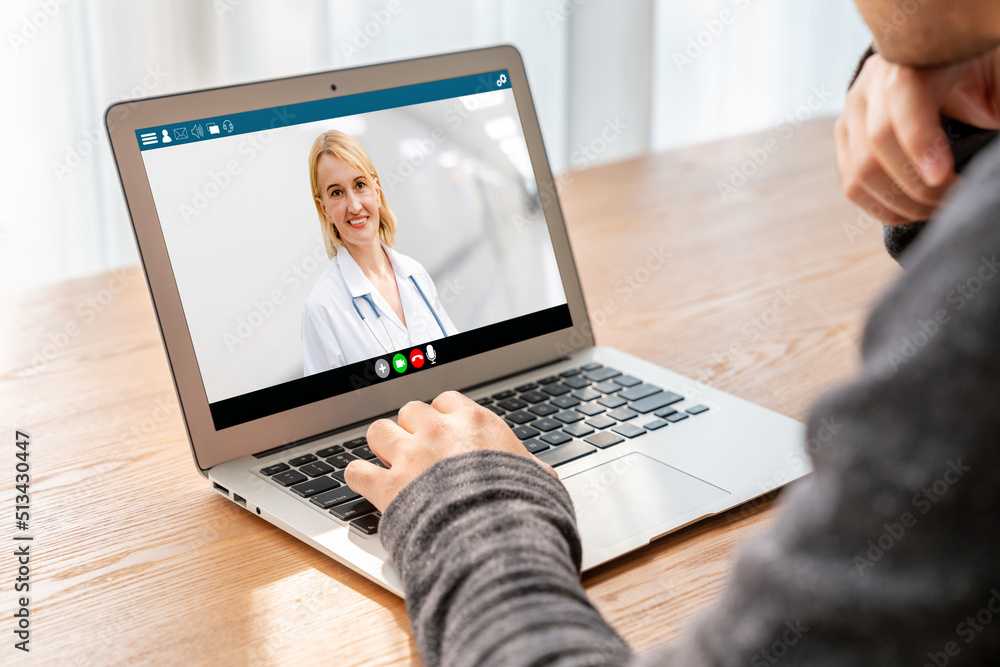 通过时髦的远程医疗软件应用程序与患者进行虚拟会面，医生在线视频通话