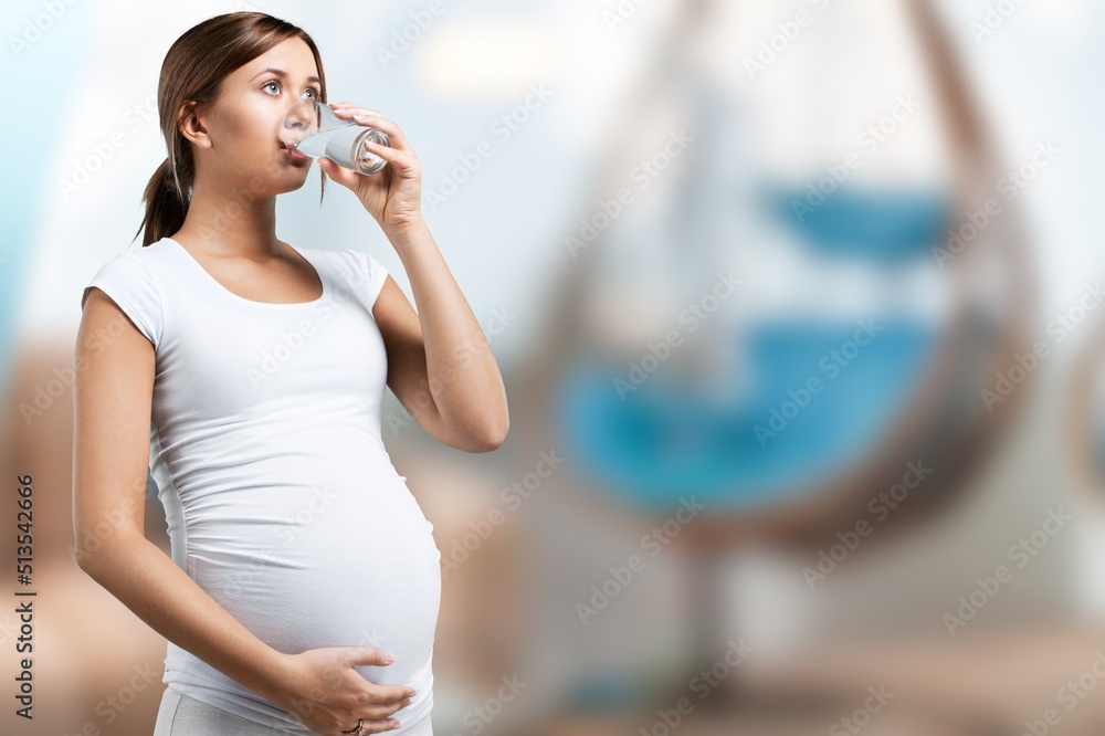 孕妇饮用含有药物和维生素的水。怀孕、健康、药物、护理和