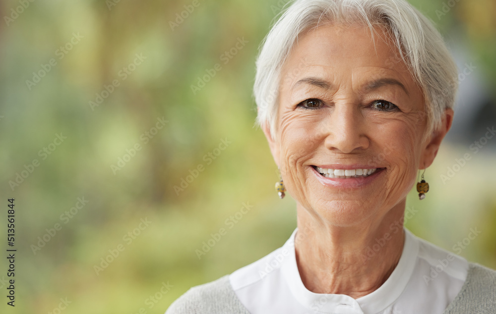 微笑的老年女性，侧面有复制空间。一位美丽自信的老年女性w的肖像