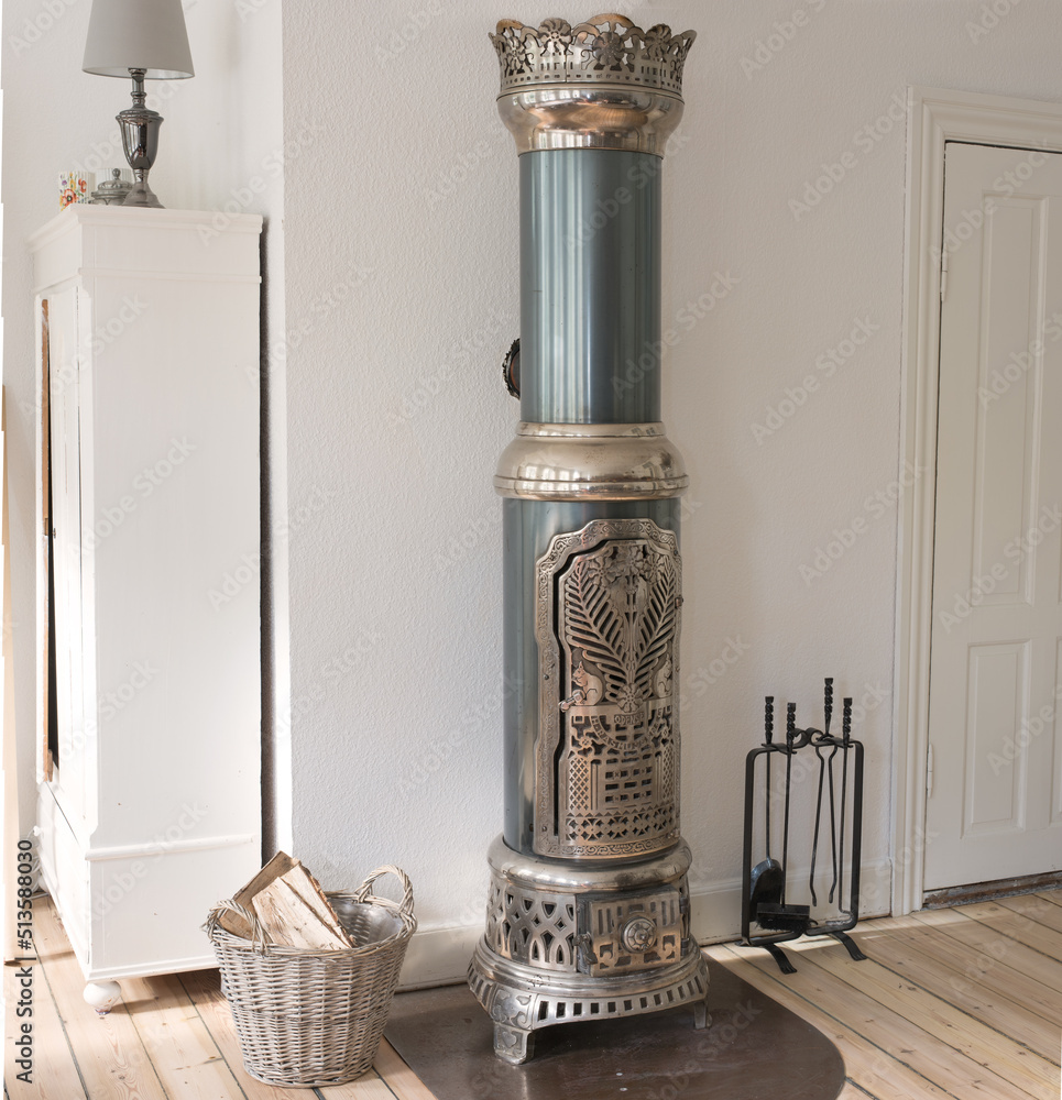 19世纪丹麦欧登塞市制造的古董装饰木燃烧炉。所有