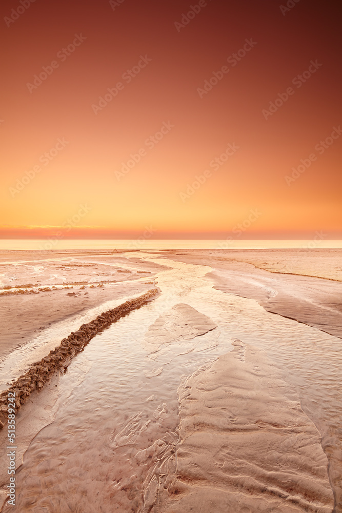 丹麦洛肯日德兰半岛西海岸金色日落的海景和景观。日落