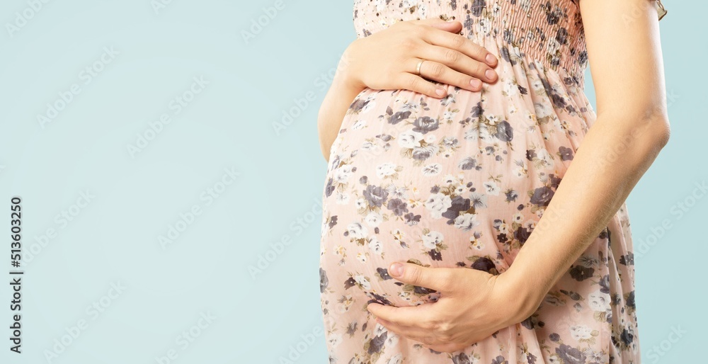 孕妇抱着肚子。健康怀孕的概念。