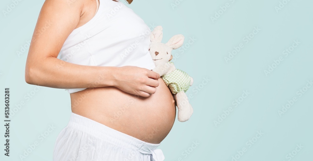 孕妇抱着肚子。健康怀孕的概念。