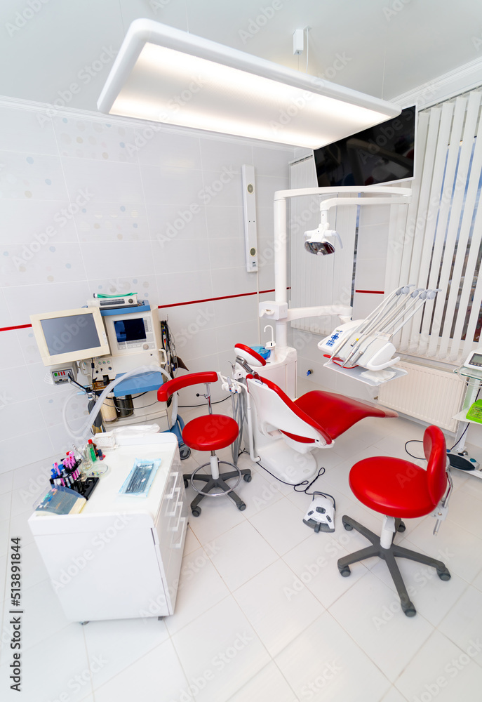 牙科无菌室的概念。带仪器的牙科白色无菌室。