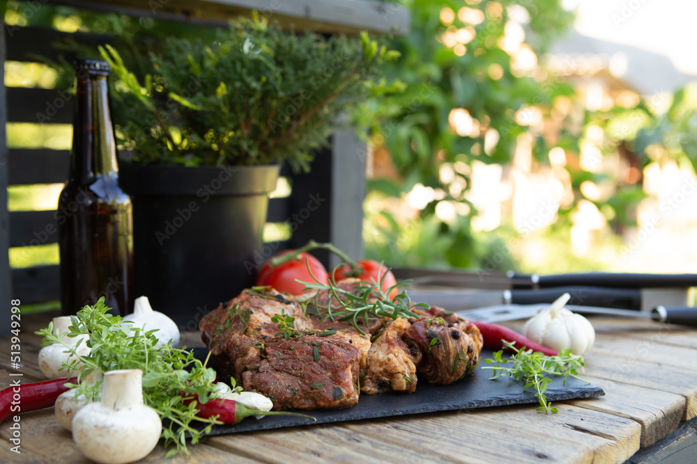 木制桌面上的腌制牛排。健康食品概念。牛肉片和烹饪烧烤用香料