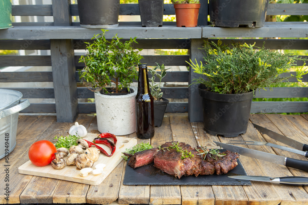 木台面烤牛排。健康食品理念。户外牛肉切，花园厨房，烧烤