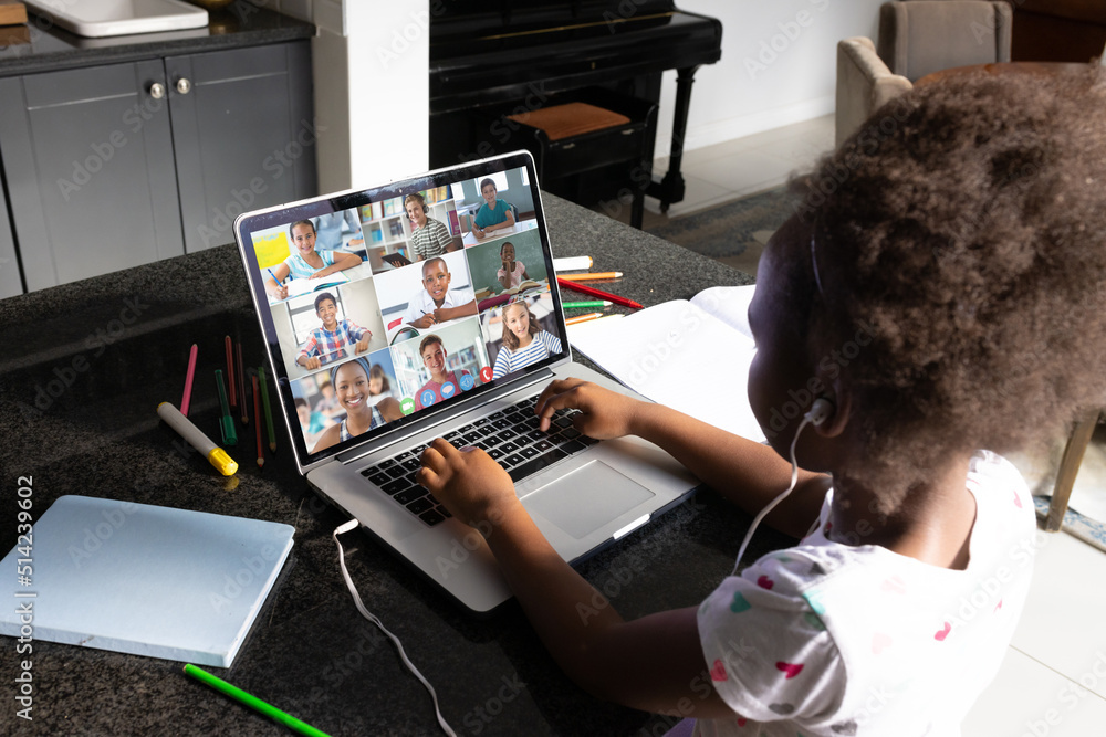 留着非洲头发的非裔美国女孩在家里通过笔记本电脑上的视频通话在网课上学习
