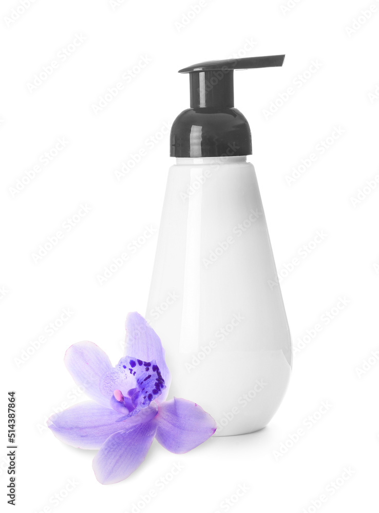 白色背景的化妆品和兰花瓶