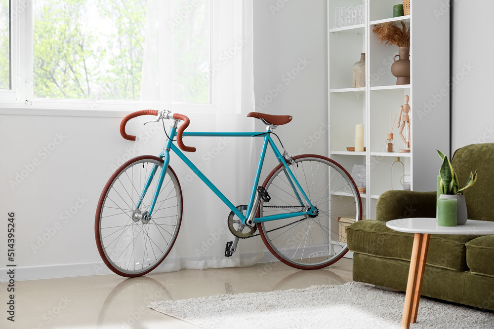 现代自行车靠近明亮客厅的窗户