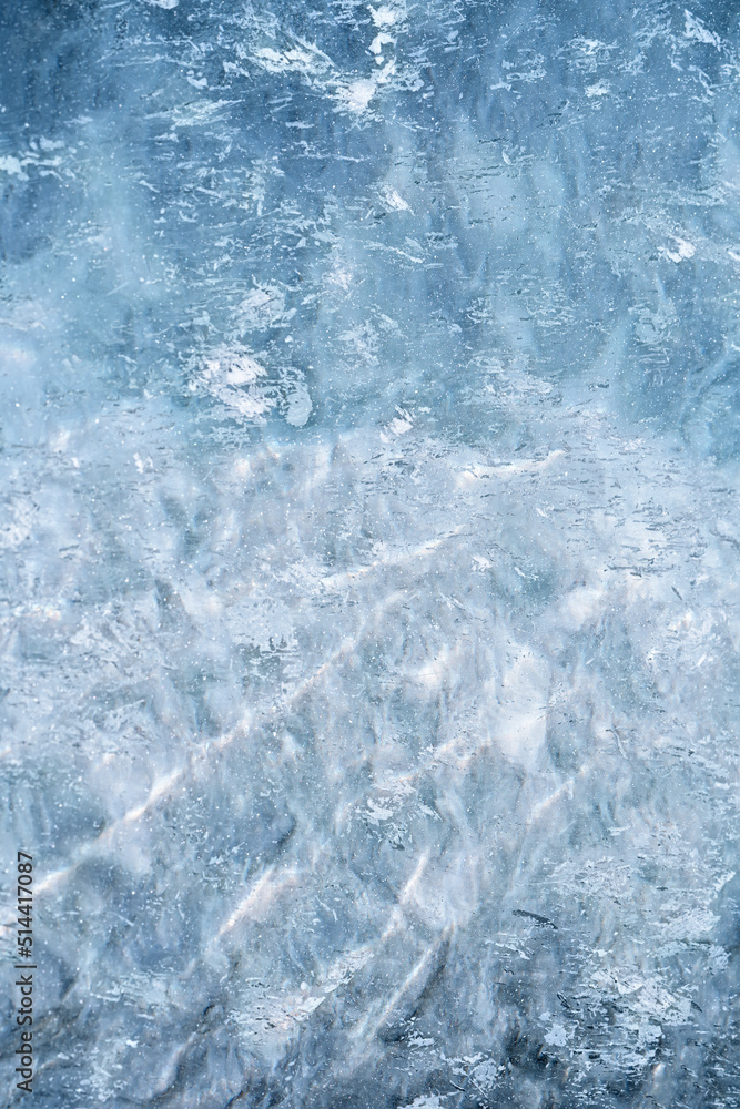 冰冻贝加尔湖的透明蓝冰，波浪图案。美丽的冬季自然背景。
