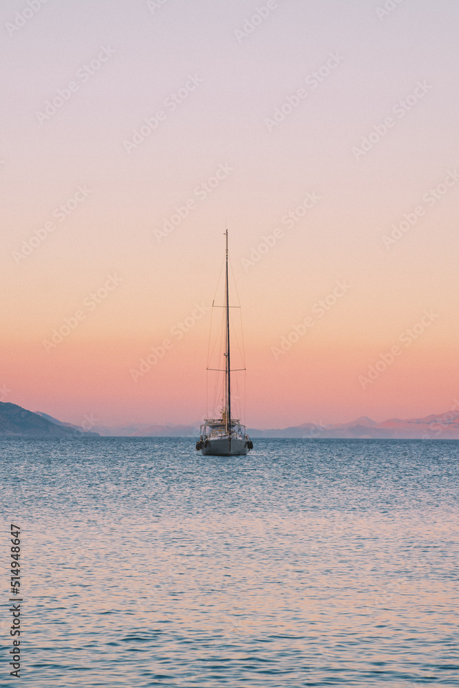 游艇在爱琴海航行日落景观旅游游艇之旅美景