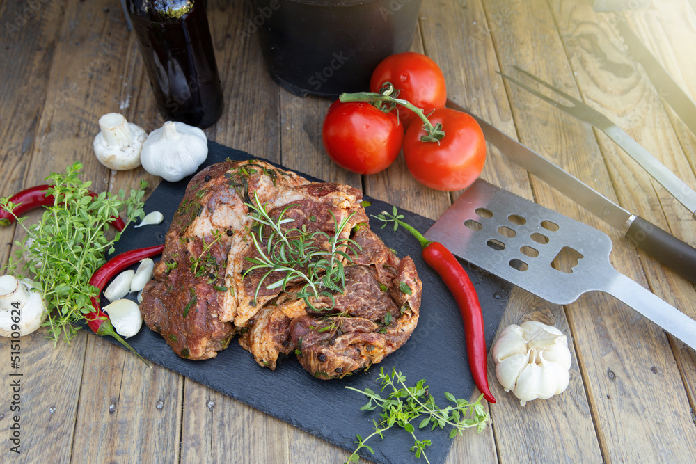 木制桌面上的腌制牛排。健康食品概念。牛肉切和烹饪烧烤用香料