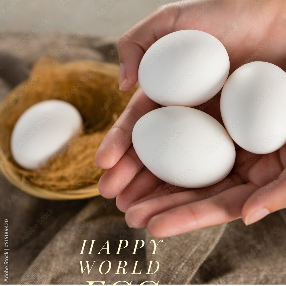 高加索妇女的双手低垂，手里拿着白色生鸡蛋和快乐世界鸡蛋日文本