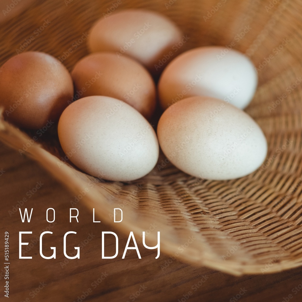 柳条篮中白色生鸡蛋的数字合成图像和世界鸡蛋日文本