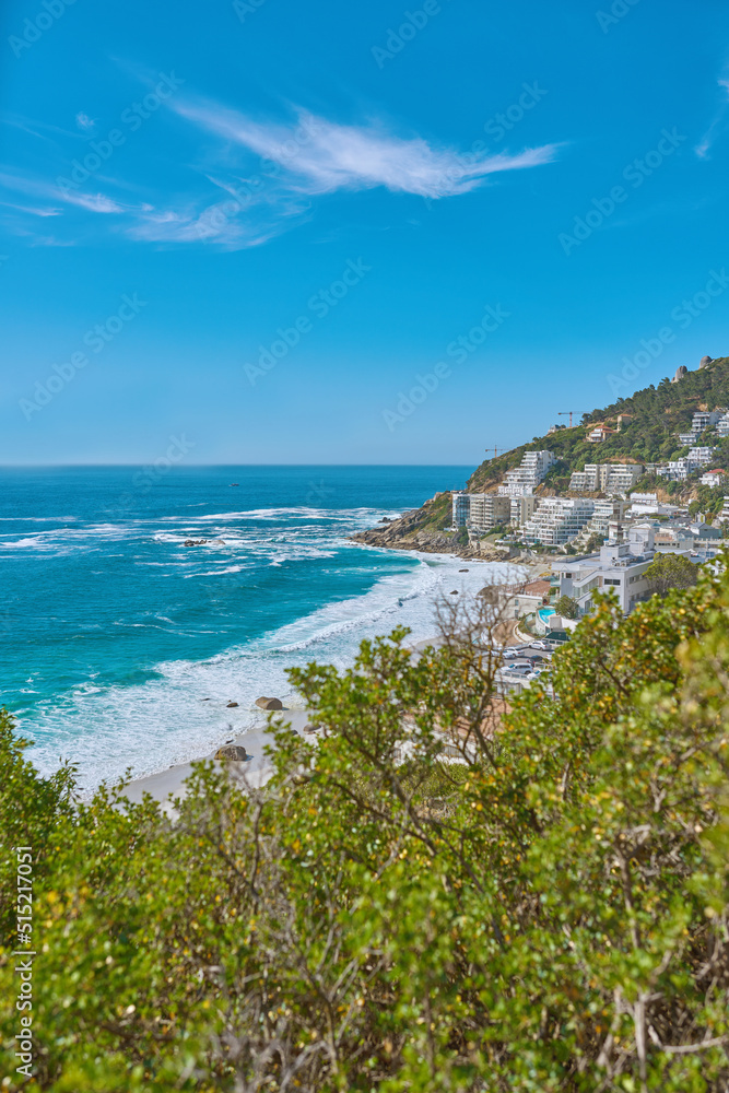 南非开普敦克利夫顿海滩的风景海景，上面有酒店和度假屋