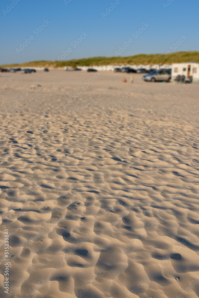 沙滩沙的景观视图，具有多风的天气纹理，夏日的复制空间。风景沙丘形成
