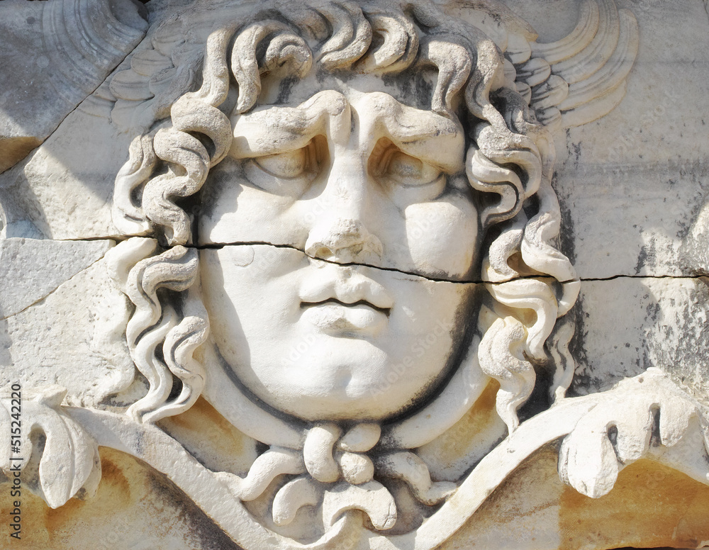 古希腊人在D阿波罗神庙以古典风格在大理石上雕刻的面部特写