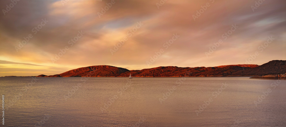挪威平静宁静的极地北冰洋湖面上的泻湖山脉和日落云景观。Sc