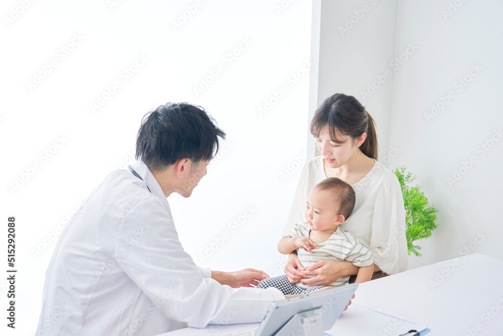 赤ちゃんを診察する医者