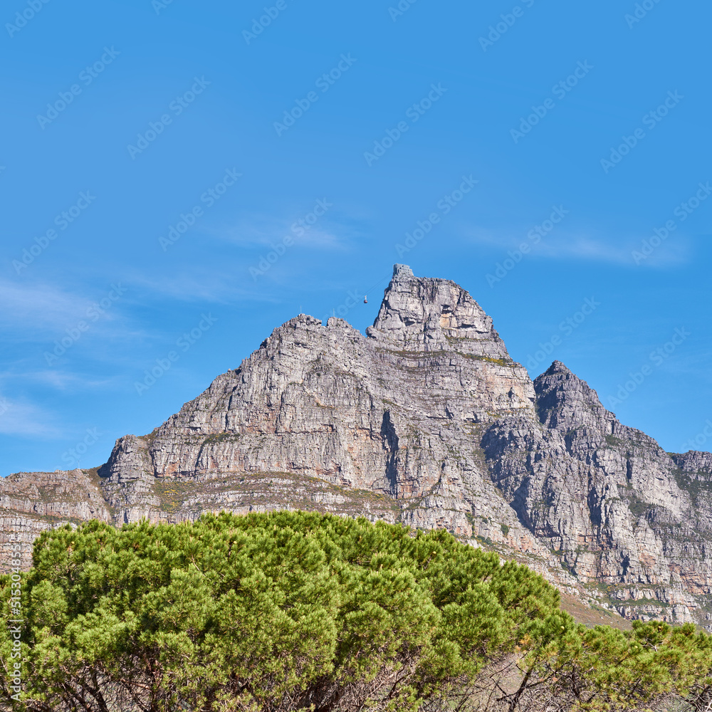 南非西开普省桌山的景观和蓝天。陡峭