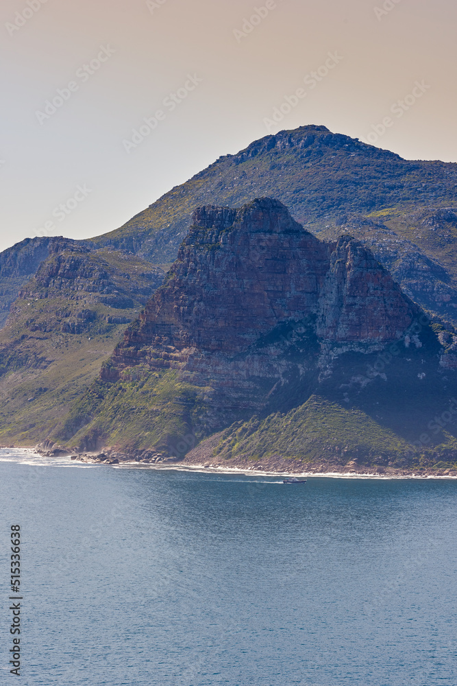 夏日，南非胡特湾的海洋中的一座山。海洋热带景观或Mediter