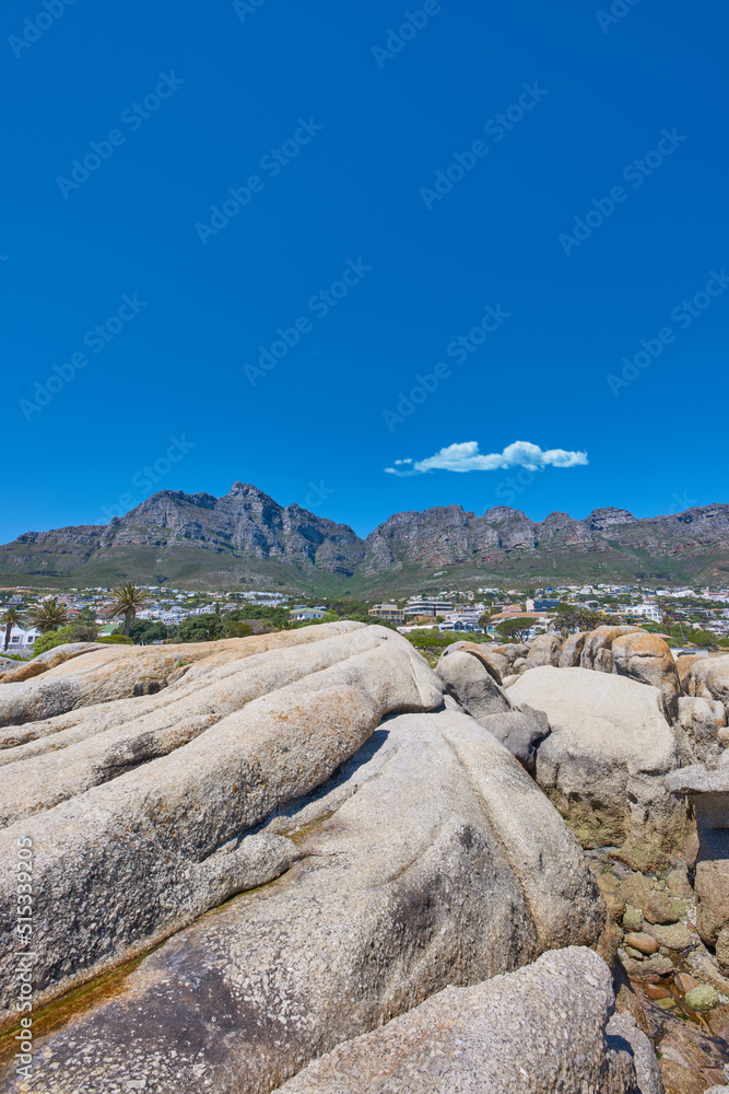 蓝天下南非十二使徒山脉的低角度视图。特写