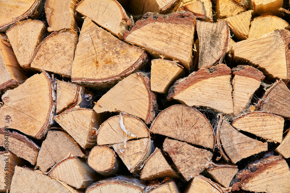 木材被切碎并堆放在储物堆中。收集木柴作为能源。与众不同
