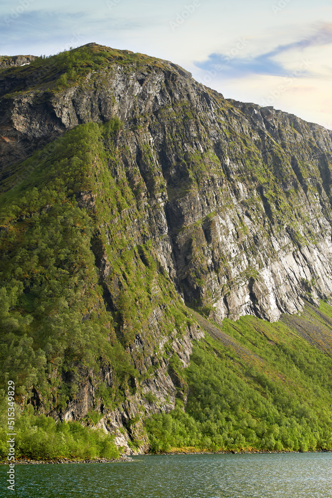 风景如画的挪威山湖海岸，靠近博多市。徒步旅行。